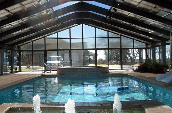 屋根裏プールのクリアボヤは自然光と美しさを向上させる.