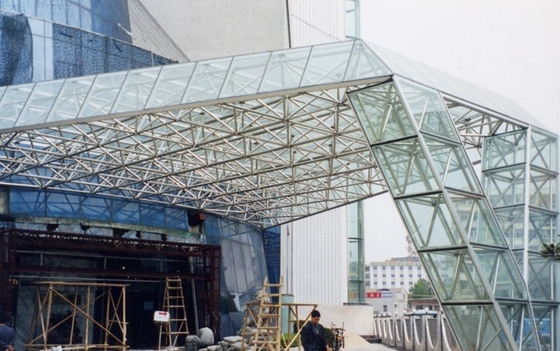 建物 の ロビー の 玄関 の 天井 灯り 天然 の 光 で 入口 を 明るく する